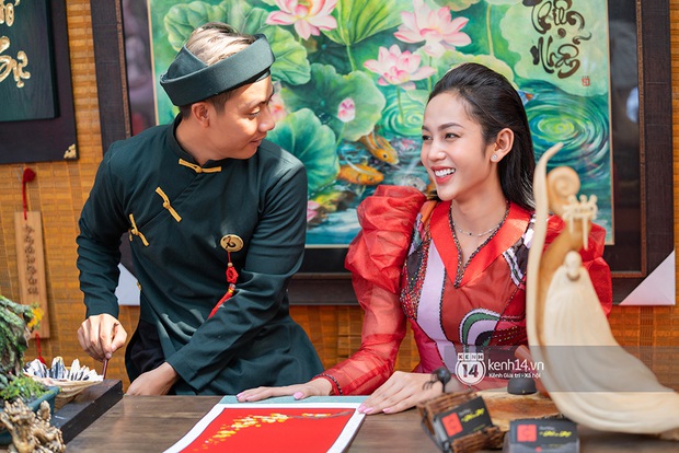 Lương Mỹ Kỳ diện áo dài đỏ rực, tươi tắn đón cái Tết đầu tiên hậu chuyển giới - Ảnh 4. Lương Mỹ Kỳ diện áo dài đỏ rực, tươi tắn đón cái Tết đầu tiên hậu chuyển giới - Ảnh 4.