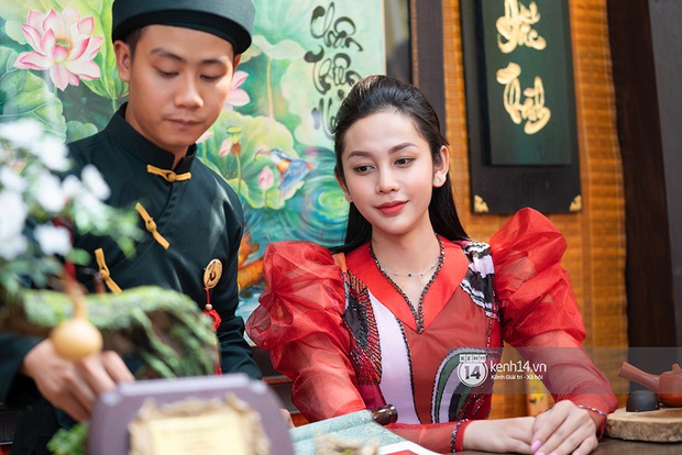 Lương Mỹ Kỳ diện áo dài đỏ rực, tươi tắn đón cái Tết đầu tiên hậu chuyển giới - Ảnh 5. Lương Mỹ Kỳ diện áo dài đỏ rực, tươi tắn đón cái Tết đầu tiên hậu chuyển giới - Ảnh 5.
