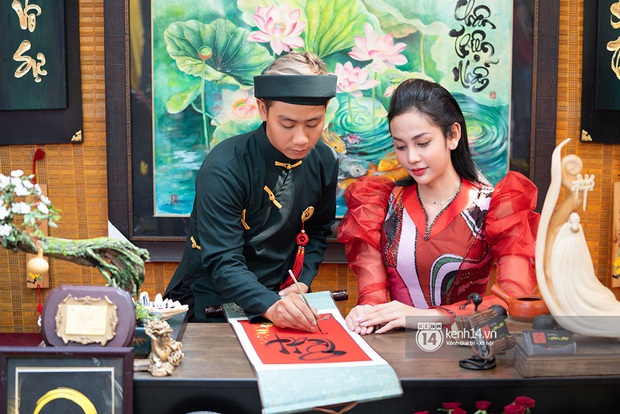 Lương Mỹ Kỳ diện áo dài đỏ rực, tươi tắn đón cái Tết đầu tiên hậu chuyển giới - Ảnh 7. Lương Mỹ Kỳ diện áo dài đỏ rực, tươi tắn đón cái Tết đầu tiên hậu chuyển giới - Ảnh 7.