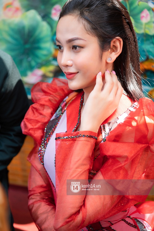 Lương Mỹ Kỳ diện áo dài đỏ rực, tươi tắn đón cái Tết đầu tiên hậu chuyển giới - Ảnh 1. Lương Mỹ Kỳ diện áo dài đỏ rực, tươi tắn đón cái Tết đầu tiên hậu chuyển giới - Ảnh 1.