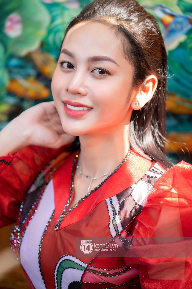 Lương Mỹ Kỳ diện áo dài đỏ rực, tươi tắn đón cái Tết đầu tiên hậu chuyển giới - Ảnh 2. Lương Mỹ Kỳ diện áo dài đỏ rực, tươi tắn đón cái Tết đầu tiên hậu chuyển giới - Ảnh 2.