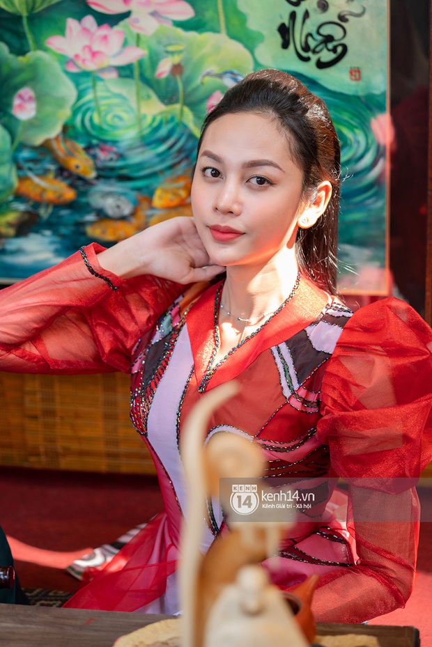 Lương Mỹ Kỳ diện áo dài đỏ rực, tươi tắn đón cái Tết đầu tiên hậu chuyển giới - Ảnh 3. Lương Mỹ Kỳ diện áo dài đỏ rực, tươi tắn đón cái Tết đầu tiên hậu chuyển giới - Ảnh 3.