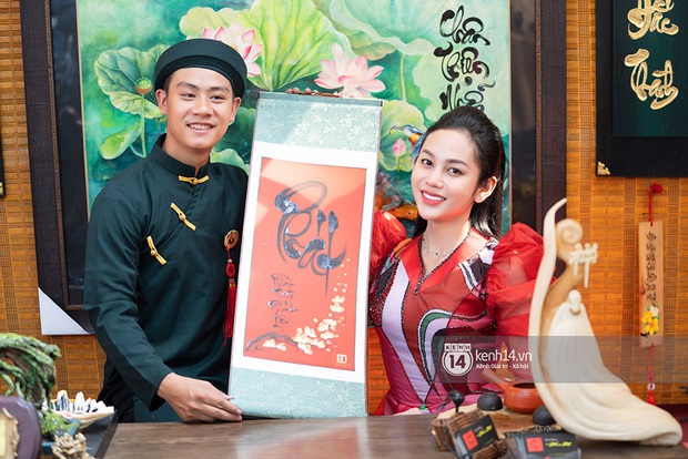 Lương Mỹ Kỳ diện áo dài đỏ rực, tươi tắn đón cái Tết đầu tiên hậu chuyển giới - Ảnh 8. Lương Mỹ Kỳ diện áo dài đỏ rực, tươi tắn đón cái Tết đầu tiên hậu chuyển giới - Ảnh 8.