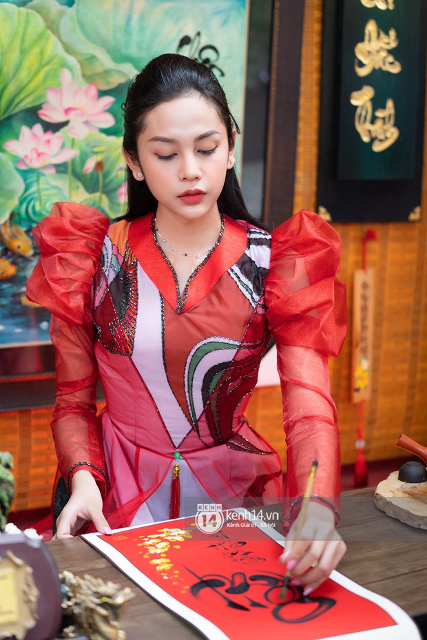 Lương Mỹ Kỳ diện áo dài đỏ rực, tươi tắn đón cái Tết đầu tiên hậu chuyển giới - Ảnh 9. Lương Mỹ Kỳ diện áo dài đỏ rực, tươi tắn đón cái Tết đầu tiên hậu chuyển giới - Ảnh 9.