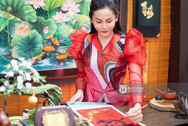 Lương Mỹ Kỳ diện áo dài đỏ rực, tươi tắn đón cái Tết đầu tiên hậu chuyển giới - Ảnh 10. Lương Mỹ Kỳ diện áo dài đỏ rực, tươi tắn đón cái Tết đầu tiên hậu chuyển giới - Ảnh 10.