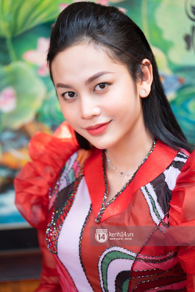Lương Mỹ Kỳ diện áo dài đỏ rực, tươi tắn đón cái Tết đầu tiên hậu chuyển giới - Ảnh 11. Lương Mỹ Kỳ diện áo dài đỏ rực, tươi tắn đón cái Tết đầu tiên hậu chuyển giới - Ảnh 11.