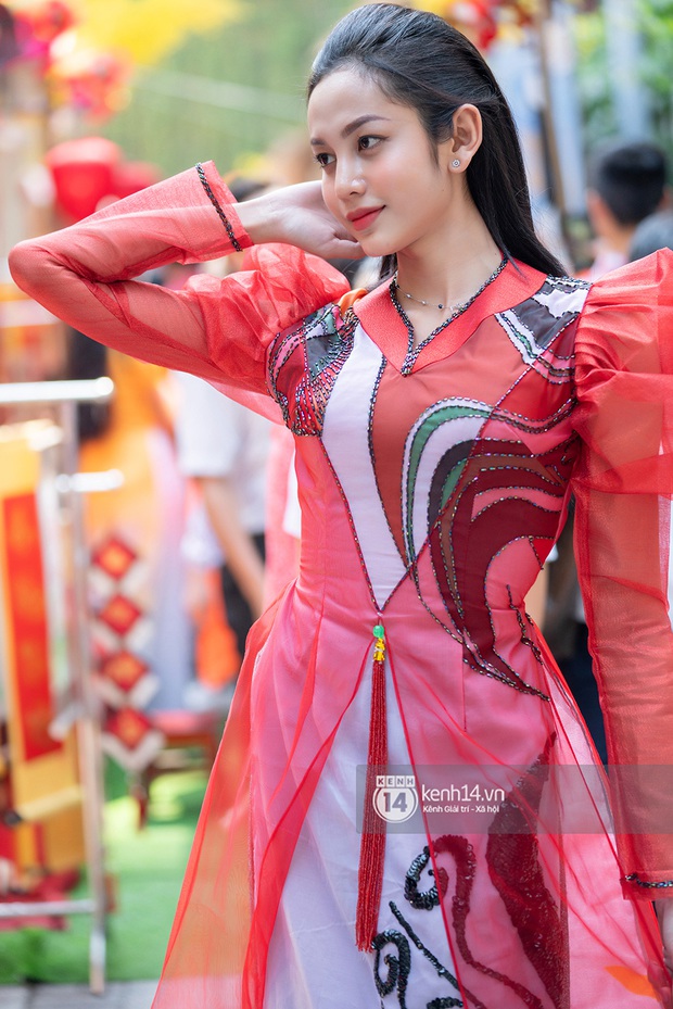 Lương Mỹ Kỳ diện áo dài đỏ rực, tươi tắn đón cái Tết đầu tiên hậu chuyển giới - Ảnh 13. Lương Mỹ Kỳ diện áo dài đỏ rực, tươi tắn đón cái Tết đầu tiên hậu chuyển giới - Ảnh 13.