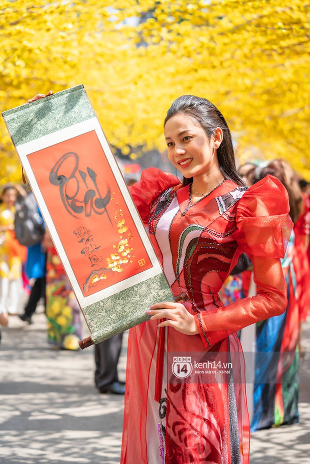 Lương Mỹ Kỳ diện áo dài đỏ rực, tươi tắn đón cái Tết đầu tiên hậu chuyển giới - Ảnh 15. Lương Mỹ Kỳ diện áo dài đỏ rực, tươi tắn đón cái Tết đầu tiên hậu chuyển giới - Ảnh 15.