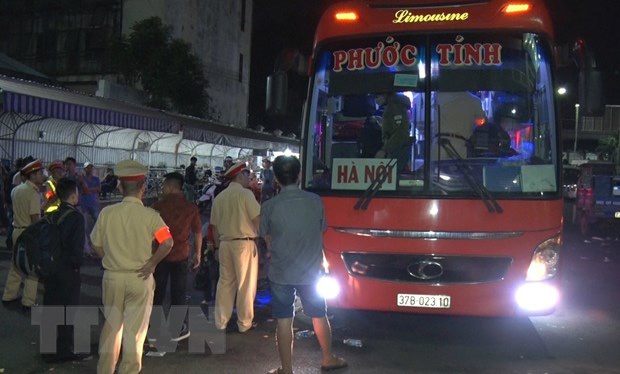 Phát hiện xe khách 46 chỗ ngồi nhưng nhồi nhét tới 99 người - Ảnh 1.