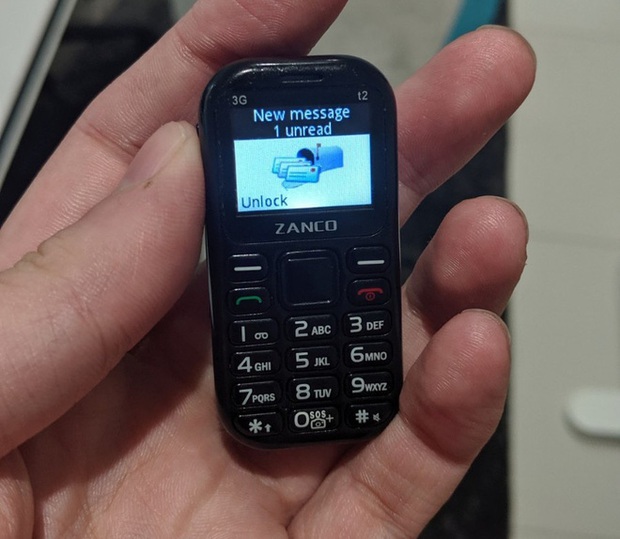 Cận cảnh chiếc điện thoại nhỏ nhất thế giới: Màn hình 1 inch, có cả camera, chơi đủ game xếp hình các kiểu - Ảnh 1.
