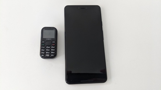 Cận cảnh chiếc điện thoại nhỏ nhất thế giới: Màn hình 1 inch, có cả camera, chơi đủ game xếp hình các kiểu - Ảnh 3.