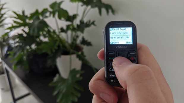 Cận cảnh chiếc điện thoại nhỏ nhất thế giới: Màn hình 1 inch, có cả camera, chơi đủ game xếp hình các kiểu - Ảnh 5.