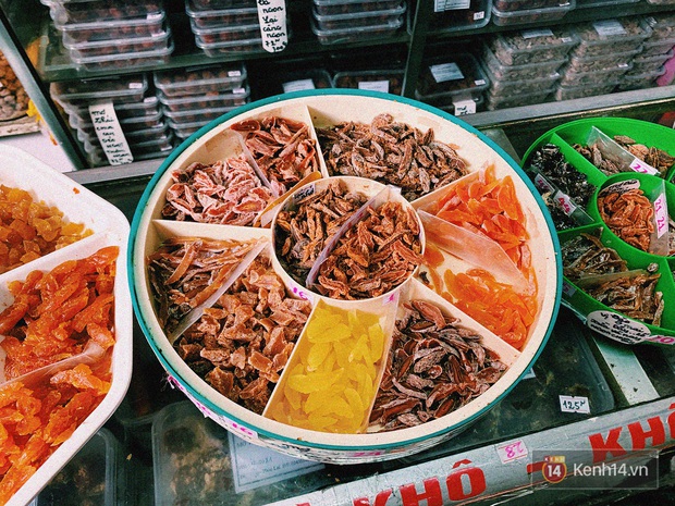 Ở đây chúng tôi bán hạnh phúc - tiệm ô mai nhỏ bé giản dị nhưng cực hút khách mỗi dịp Tết về - Ảnh 2. Ở đây chúng tôi bán hạnh phúc - tiệm ô mai nhỏ bé giản dị nhưng cực hút khách mỗi dịp Tết về - Ảnh 2.