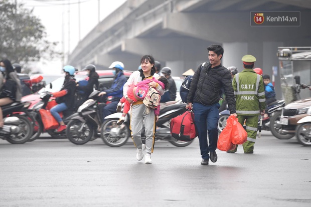 Chùm ảnh: Trẻ nhỏ trùm chăn, khoác áo mưa chật vật theo chân bố mẹ rời Thủ đô về quê ăn Tết - Ảnh 14.