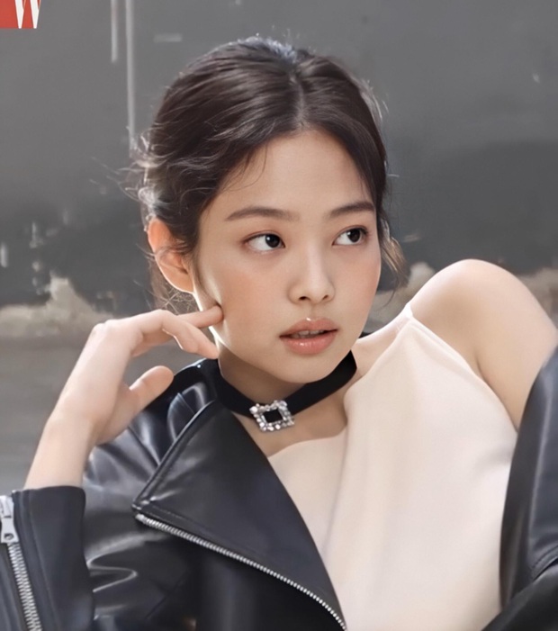 Chanel sống Jennie (BLACKPINK) khiến dân tình ngất ngây với bộ ảnh tạp chí sang hết cỡ, khoe khéo vòng 1 nóng bỏng - Ảnh 8.