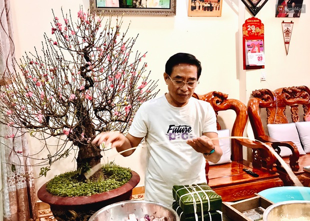 Người Sài Gòn mắc võng bên bếp lửa hồng, trắng đêm nằm hè phố canh nồi bánh chưng Tết - Ảnh 1. Người Sài Gòn mắc võng bên bếp lửa hồng, trắng đêm nằm hè phố canh nồi bánh chưng Tết - Ảnh 1.
