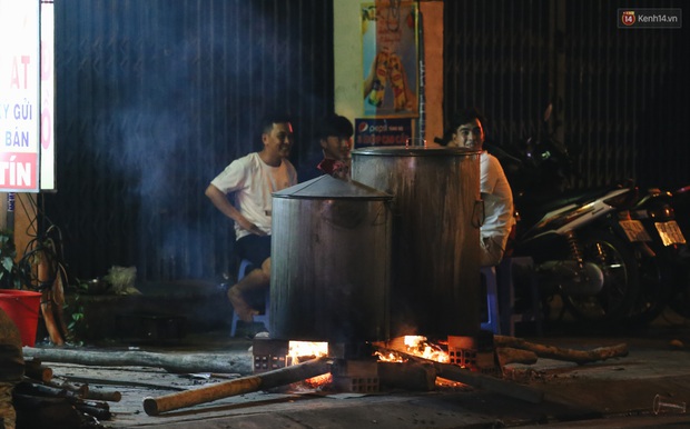 Người Sài Gòn mắc võng bên bếp lửa hồng, trắng đêm nằm hè phố canh nồi bánh chưng Tết - Ảnh 16. Người Sài Gòn mắc võng bên bếp lửa hồng, trắng đêm nằm hè phố canh nồi bánh chưng Tết - Ảnh 16.