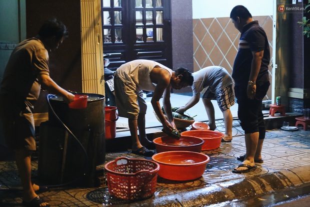 Người Sài Gòn mắc võng bên bếp lửa hồng, trắng đêm nằm hè phố canh nồi bánh chưng Tết - Ảnh 5. Người Sài Gòn mắc võng bên bếp lửa hồng, trắng đêm nằm hè phố canh nồi bánh chưng Tết - Ảnh 5.