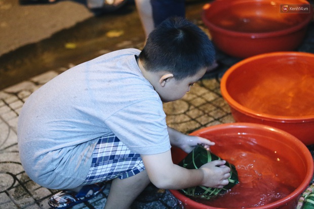 Người Sài Gòn mắc võng bên bếp lửa hồng, trắng đêm nằm hè phố canh nồi bánh chưng Tết - Ảnh 7. Người Sài Gòn mắc võng bên bếp lửa hồng, trắng đêm nằm hè phố canh nồi bánh chưng Tết - Ảnh 7.