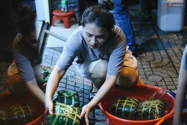 Người Sài Gòn mắc võng bên bếp lửa hồng, trắng đêm nằm hè phố canh nồi bánh chưng Tết - Ảnh 6. Người Sài Gòn mắc võng bên bếp lửa hồng, trắng đêm nằm hè phố canh nồi bánh chưng Tết - Ảnh 6.