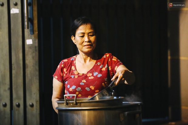 Người Sài Gòn mắc võng bên bếp lửa hồng, trắng đêm nằm hè phố canh nồi bánh chưng Tết - Ảnh 9. Người Sài Gòn mắc võng bên bếp lửa hồng, trắng đêm nằm hè phố canh nồi bánh chưng Tết - Ảnh 9.