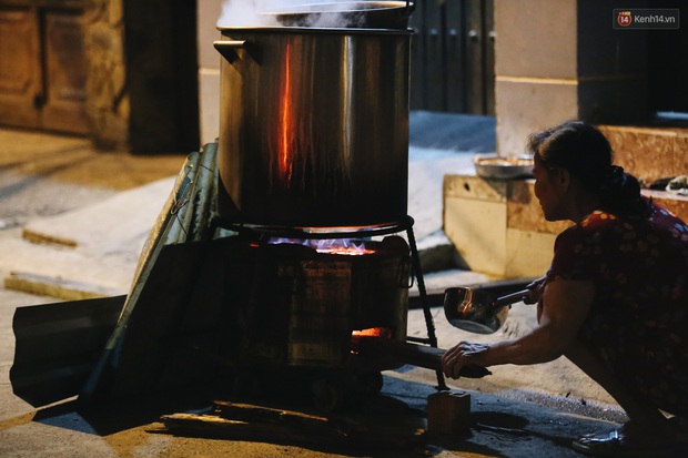 Người Sài Gòn mắc võng bên bếp lửa hồng, trắng đêm nằm hè phố canh nồi bánh chưng Tết - Ảnh 11. Người Sài Gòn mắc võng bên bếp lửa hồng, trắng đêm nằm hè phố canh nồi bánh chưng Tết - Ảnh 11.