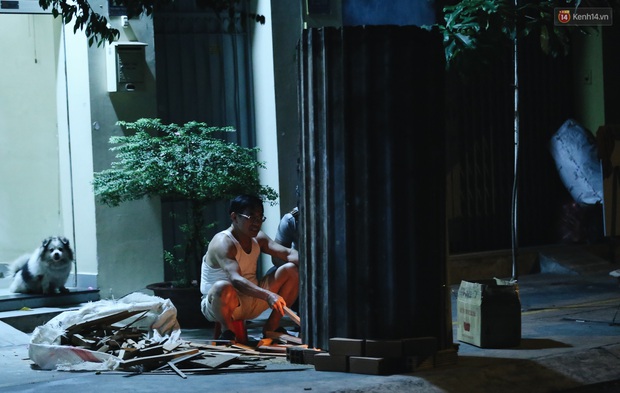 Người Sài Gòn mắc võng bên bếp lửa hồng, trắng đêm nằm hè phố canh nồi bánh chưng Tết - Ảnh 2. Người Sài Gòn mắc võng bên bếp lửa hồng, trắng đêm nằm hè phố canh nồi bánh chưng Tết - Ảnh 2.