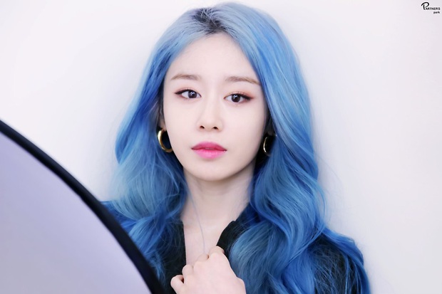 Tung bộ ảnh tóc xanh đẹp xuất thần, Jiyeon gây sốt MXH, khiến dân tình tiếc nuối: Biết thế nhuộm tóc xanh chơi Tết - Ảnh 2.