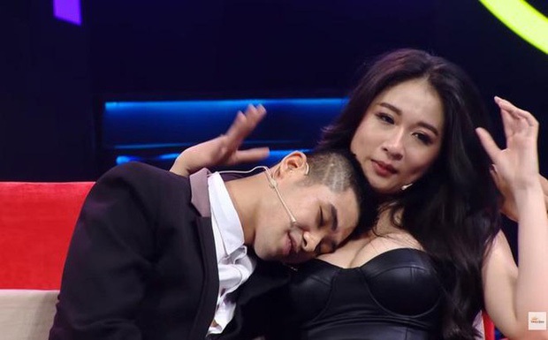 Loạt gameshow khiến khán giả phải đỏ mặt bởi những khoảnh khắc nhạy cảm trong năm 2019 - Ảnh 5. Loạt gameshow khiến khán giả phải đỏ mặt bởi những khoảnh khắc nhạy cảm trong năm 2019 - Ảnh 5.