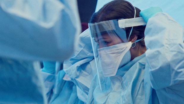 Giữa tâm bão virus viêm phổi hoành hành, Netflix tung ngay series về đại dịch cúm - Ảnh 1.