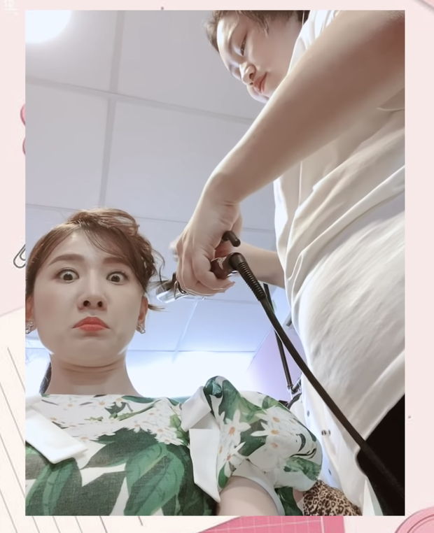 Sau tóc rong biển tự làm, Hari Won chuyển sang vén mái, uốn tóc style lạ như “râu côn trùng” - Ảnh 2. Sau tóc rong biển tự làm, Hari Won chuyển sang vén mái, uốn tóc style lạ như “râu côn trùng” - Ảnh 2.