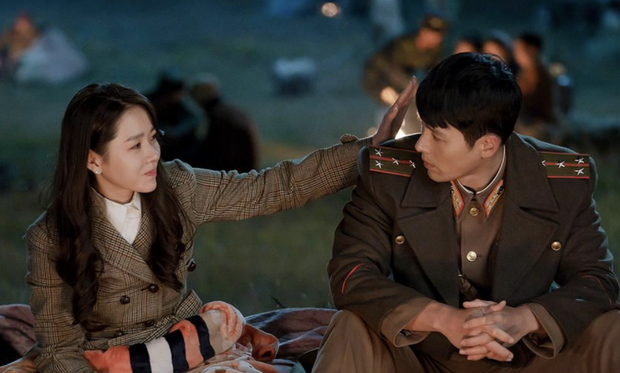 Hyun Bin vừa hội ngộ crush ở xứ Hàn, khán giả đòi ngay cảnh giường chiếu với Son Ye Jin trong Crash Landing On You - Ảnh 4.