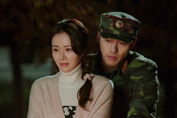 Hyun Bin vừa hội ngộ crush ở xứ Hàn, khán giả đòi ngay cảnh giường chiếu với Son Ye Jin trong Crash Landing On You - Ảnh 5.