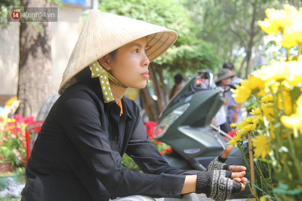Sau khi tiểu thương ở Sài Gòn đập chậu, ném hoa vào thùng rác, nhiều người tranh thủ chạy đến hôi hoa - Ảnh 4. Sau khi tiểu thương ở Sài Gòn đập chậu, ném hoa vào thùng rác, nhiều người tranh thủ chạy đến hôi hoa - Ảnh 4.