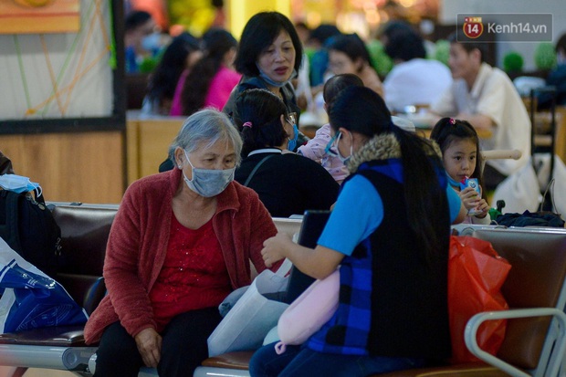 Hành khách đeo khẩu trang kín mít vì lo lắng dịch virus Corona khi chuẩn bị rời sân bay Nội Bài trước thời khắc đón năm mới - Ảnh 2.