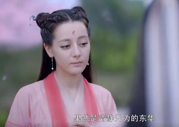 Dọn nhà đón Tết đủ 7749 lần thì trông bạn cũng không suy nhược bằng Địch Lệ Nhiệt Ba trong phim mới - Ảnh 2. Dọn nhà đón Tết đủ 7749 lần thì trông bạn cũng không suy nhược bằng Địch Lệ Nhiệt Ba trong phim mới - Ảnh 2.