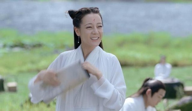Dọn nhà đón Tết đủ 7749 lần thì trông bạn cũng không suy nhược bằng Địch Lệ Nhiệt Ba trong phim mới - Ảnh 4. Dọn nhà đón Tết đủ 7749 lần thì trông bạn cũng không suy nhược bằng Địch Lệ Nhiệt Ba trong phim mới - Ảnh 4.
