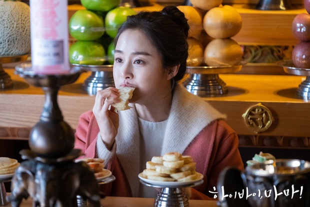 Kim Tae Hee trong phim mới: 40 tuổi mà như “lão hóa ngược” về những năm đôi mươi nhờ kết thân với kiểu tóc búi củ tỏi - Ảnh 5.