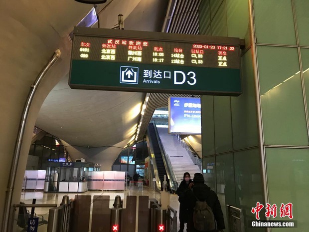 Chiều 30 Tết buồn ở ổ dịch Vũ Hán: Ga tàu, sân bay đìu hiu, đường phố vắng tanh không một bóng người vì virus corona - Ảnh 3. Chiều 30 Tết buồn ở ổ dịch Vũ Hán: Ga tàu, sân bay đìu hiu, đường phố vắng tanh không một bóng người vì virus corona - Ảnh 3.