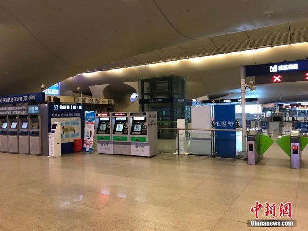 Chiều 30 Tết buồn ở ổ dịch Vũ Hán: Ga tàu, sân bay đìu hiu, đường phố vắng tanh không một bóng người vì virus corona - Ảnh 4. Chiều 30 Tết buồn ở ổ dịch Vũ Hán: Ga tàu, sân bay đìu hiu, đường phố vắng tanh không một bóng người vì virus corona - Ảnh 4.