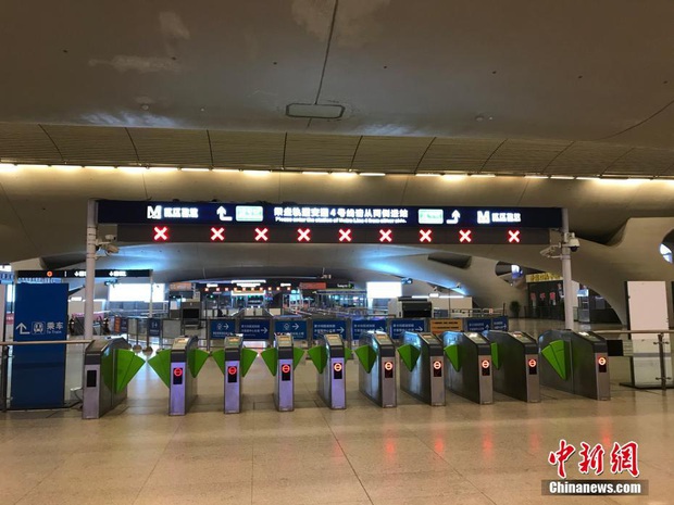 Chiều 30 Tết buồn ở ổ dịch Vũ Hán: Ga tàu, sân bay đìu hiu, đường phố vắng tanh không một bóng người vì virus corona - Ảnh 6. Chiều 30 Tết buồn ở ổ dịch Vũ Hán: Ga tàu, sân bay đìu hiu, đường phố vắng tanh không một bóng người vì virus corona - Ảnh 6.
