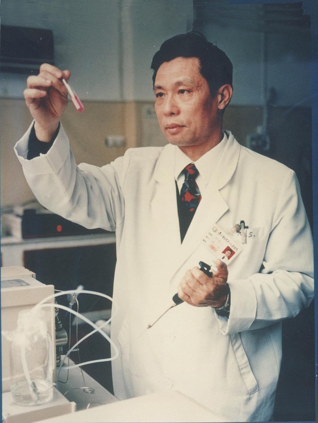 Những người tiến vào tâm dịch Vũ Hán: Anh hùng chống SARS 84 tuổi trở lại cuộc chiến với virus, nhà báo vượt qua nỗi sợ để đưa tin - Ảnh 2. Những người tiến vào tâm dịch Vũ Hán: Anh hùng chống SARS 84 tuổi trở lại cuộc chiến với virus, nhà báo vượt qua nỗi sợ để đưa tin - Ảnh 2.