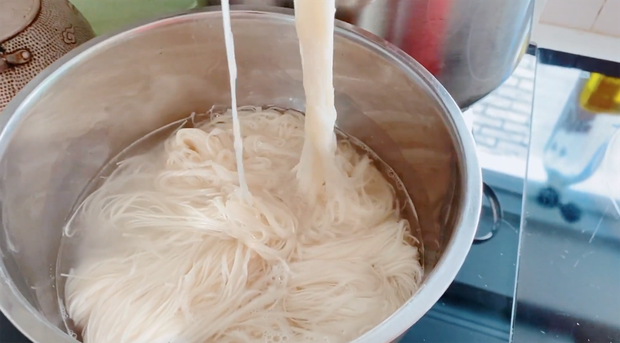 Không phải bánh tét hay thịt kho, mùng 1 Tết nhà Thuỷ Tiên - Công Vinh là phải ăn món mì đặc biệt này để cầu may mắn - Ảnh 2. Không phải bánh tét hay thịt kho, mùng 1 Tết nhà Thuỷ Tiên - Công Vinh là phải ăn món mì đặc biệt này để cầu may mắn - Ảnh 2.
