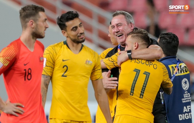 Thầy cũ của Ronaldo ăn mừng phấn khích khi giúp U23 Australia giành vé cuối cùng của châu Á tham dự Olympic - Ảnh 1.