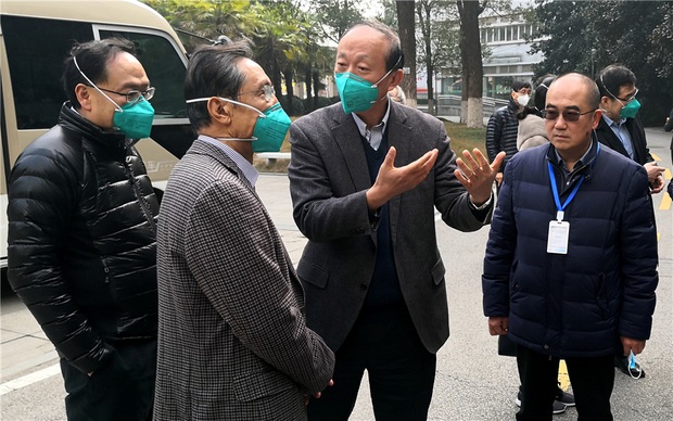 Những người tiến vào tâm dịch Vũ Hán: Anh hùng chống SARS 84 tuổi trở lại cuộc chiến với virus, nhà báo vượt qua nỗi sợ để đưa tin - Ảnh 1. Những người tiến vào tâm dịch Vũ Hán: Anh hùng chống SARS 84 tuổi trở lại cuộc chiến với virus, nhà báo vượt qua nỗi sợ để đưa tin - Ảnh 1.