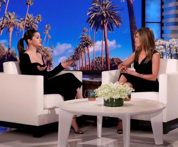 2 chị đẹp 2 thế hệ Selena Gomez và Jennifer Aniston đụng độ trong cùng khung hình: Sexy hết cỡ, thần thái không vừa - Ảnh 1.