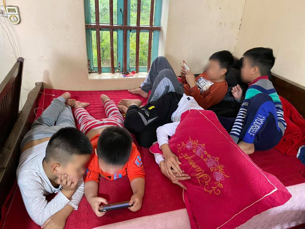 Hình ảnh hàng chục đứa trẻ ngồi túm tụm trên giường, yên lặng dán mắt vào smartphone khi đi chúc Tết ngày mùng 1 khiến nhiều người giật mình - Ảnh 3.