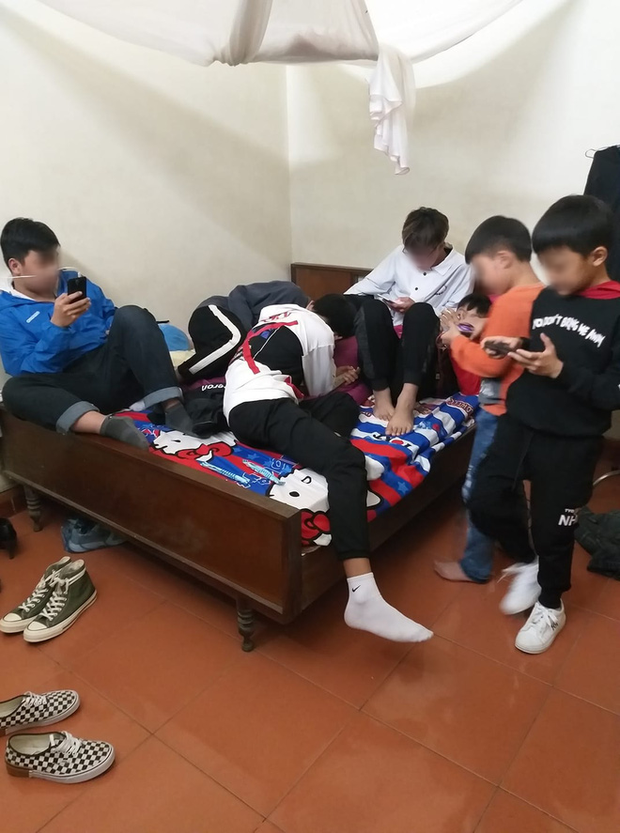 Hình ảnh hàng chục đứa trẻ ngồi túm tụm trên giường, yên lặng dán mắt vào smartphone khi đi chúc Tết ngày mùng 1 khiến nhiều người giật mình - Ảnh 4. Hình ảnh hàng chục đứa trẻ ngồi túm tụm trên giường, yên lặng dán mắt vào smartphone khi đi chúc Tết ngày mùng 1 khiến nhiều người giật mình - Ảnh 4.