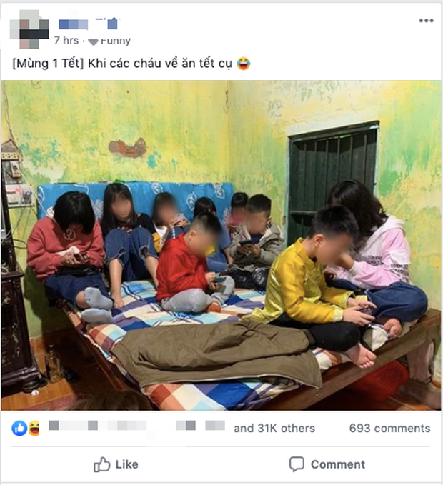 Hình ảnh hàng chục đứa trẻ ngồi túm tụm trên giường, yên lặng dán mắt vào smartphone khi đi chúc Tết ngày mùng 1 khiến nhiều người giật mình - Ảnh 1.