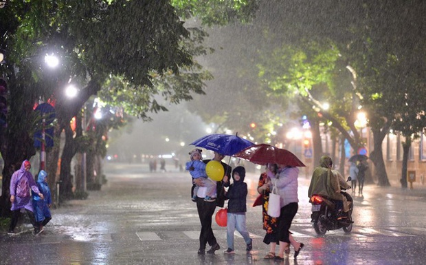 Mưa đá, mưa lớn đêm Giao thừa, sáng mùng 1 Tết tại Hà Nội và Bắc Bộ có gì bất thường? - Ảnh 1.
